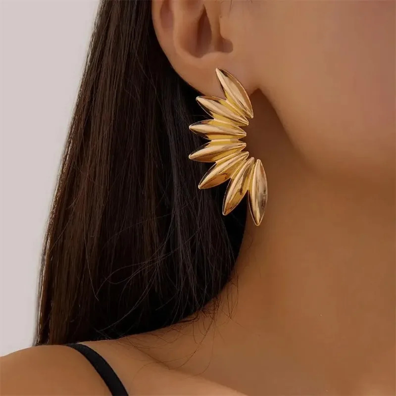 Minimally Exaggerated Metal Flower Shaped Earrings Elegant Womens Fashionable Party Jewelry Accessories Casual Punk Ear Studs 251016