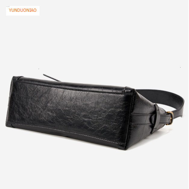 Autumn and winter new designer bag wax cowhide retro style women's shoulder bag fashion trend crossbody armpit bag versatile commuting bag