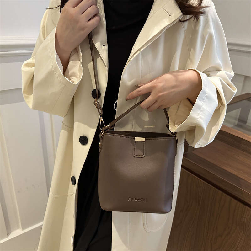 Fashion Fresh Solid Color Women's Large Capacity 2025 New Trend Soft Surface Stylish Popular Handbag Crossbody Bucket Bag