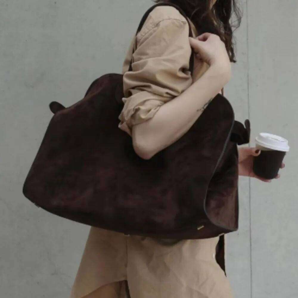 Spot autumn and winter high end niche design large capacity women s new commuter retro handbag tote bag