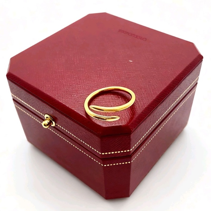 Classic designer ring, fashionable women's jewelry, gold-plated titanium steel alloy, trendy accessory, fade-resistant, hypoallergenic.