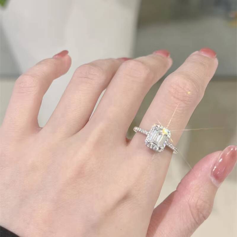 CVD HPHT Cultured Diamond Factory Customized Romantic Engagement Ring Emerald Shape Cut Lab Cultured Diamond Ring Jewelry