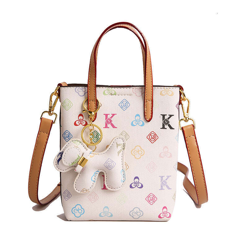 Chic Designer Smartphone Holder Sleek Unisex Purse Style