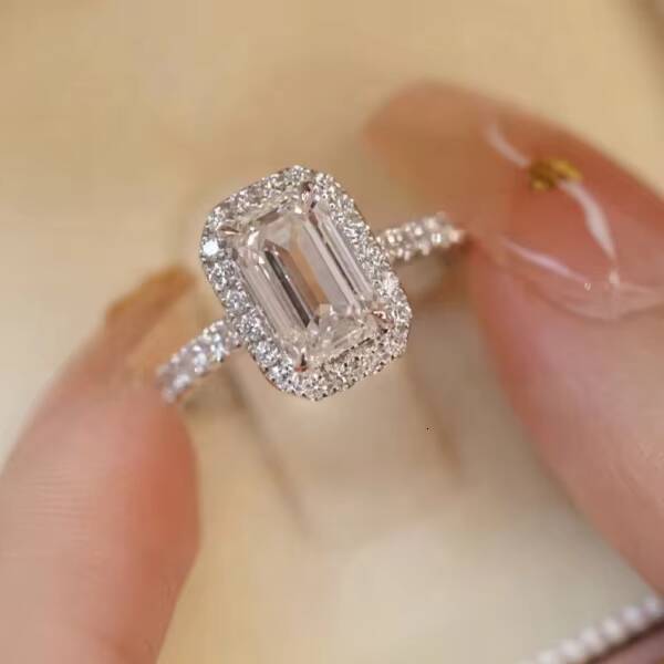 CVD HPHT Cultured Diamond Factory Customized Romantic Engagement Ring Emerald Shape Cut Lab Cultured Diamond Ring Jewelry