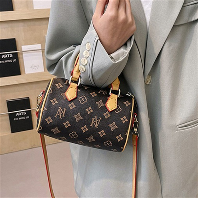 Free shipping Designer Shoulder Bags Fashionable highquality light luxury versatile printed commuter handbag shoulder bag womens bag