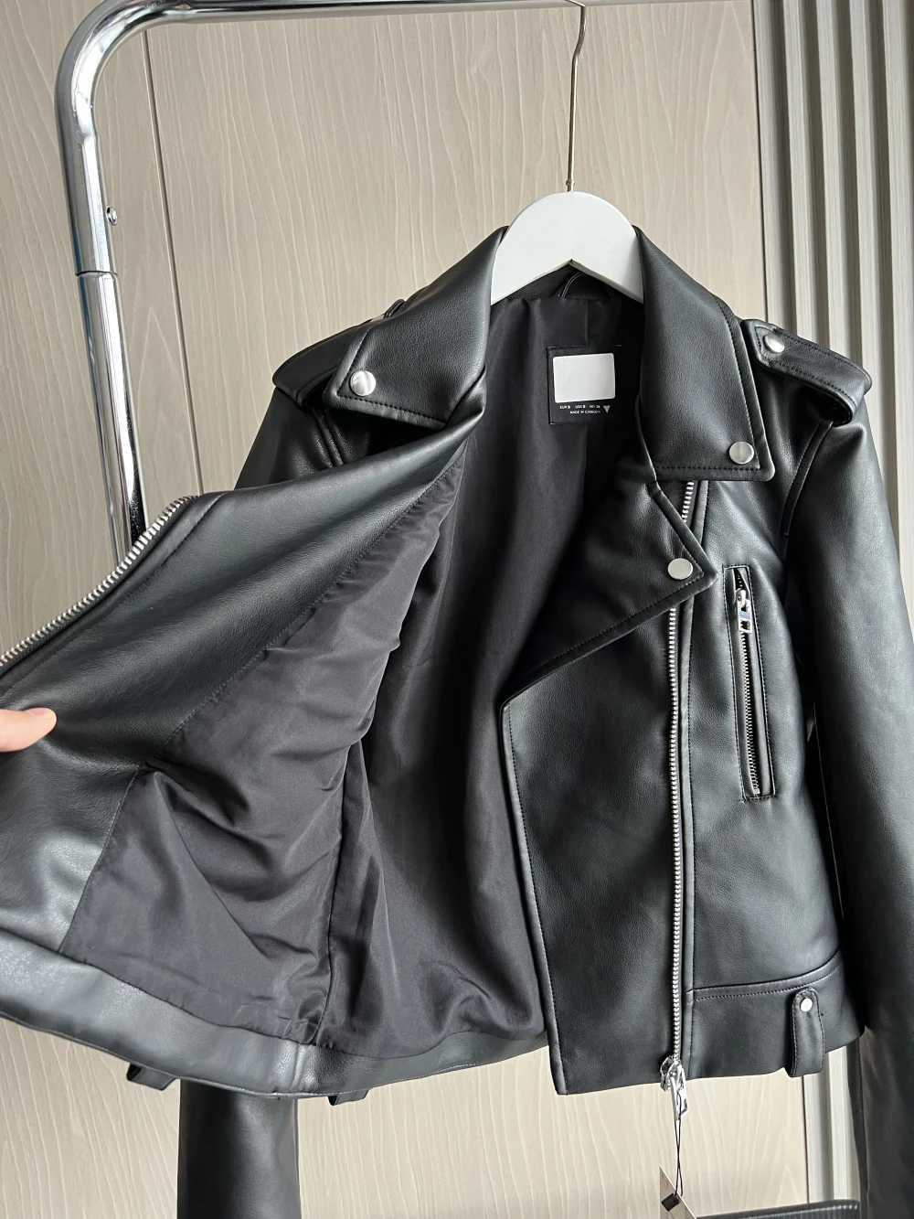 Faux leather biker jacket The new spring 2025 ETJ lapel epaulet zipper adorn a cool black faux leather jacket for womenT251017