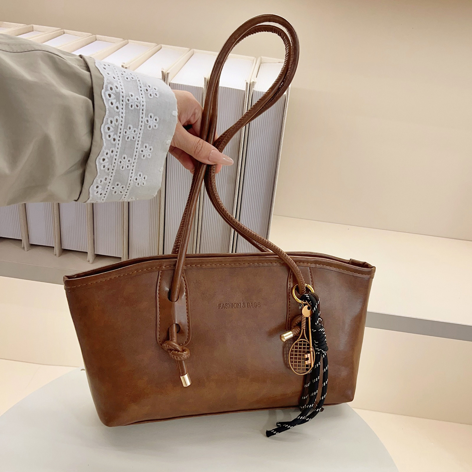 Designer Bag High-value Retro Large Capacity Bag For Women 2025 New Autumn Winter Commuter Shoulder Luxury Bag Bag Handheld Tote Bag