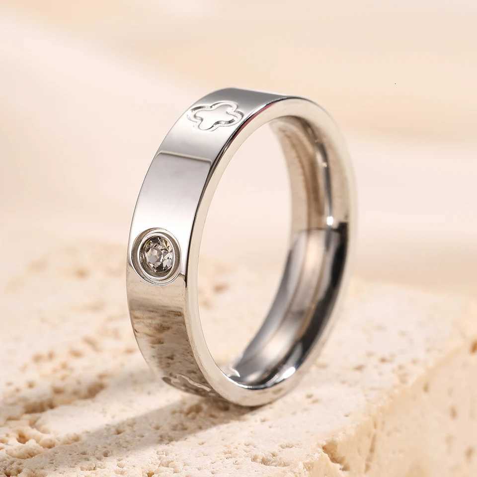 Yupsk 2pcs Niche Design Lucky Flower Zircon Rings Set for Women StainlESS Steel Finger Ring Engagement Jewelry GiftsW251017