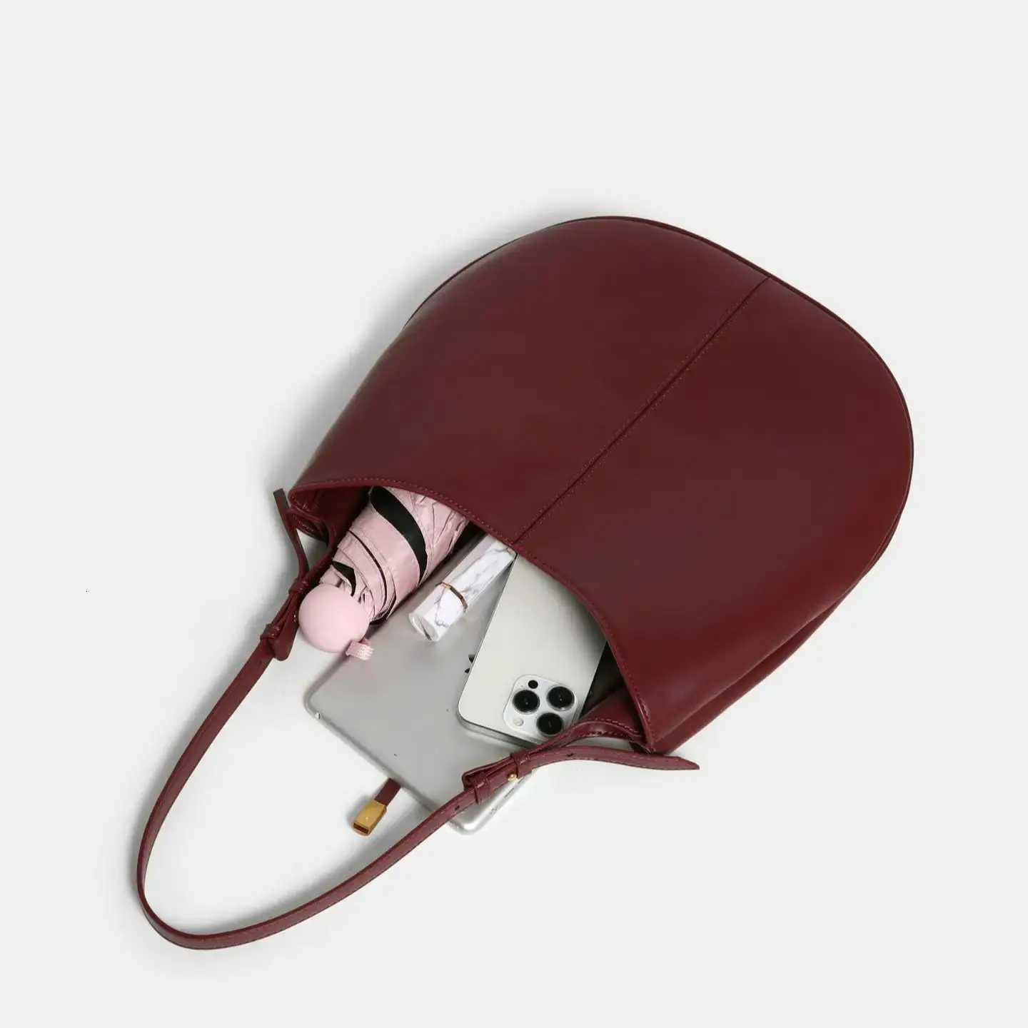 2025 Star Tote Bag of The Same Style Wens Largecapacity Underarm Bag Semiround Bucket Bag Single Shoder Crossbody1 D251017