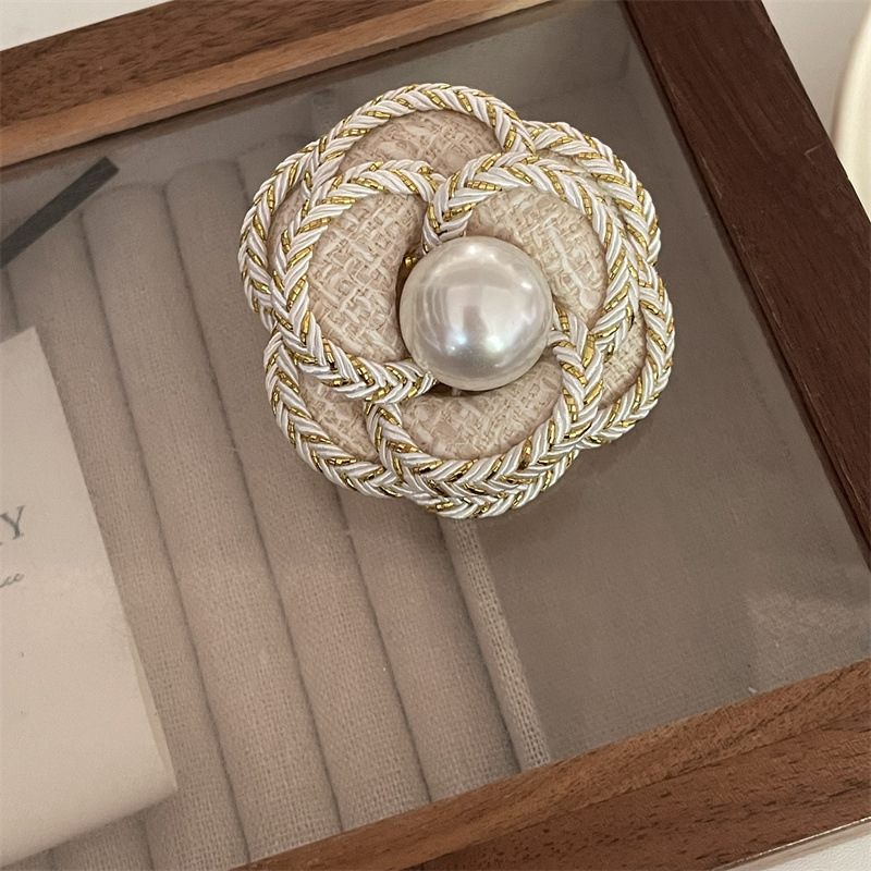 designer brooch fashion vintage pin niche camellia pearl light highend style brooch for women