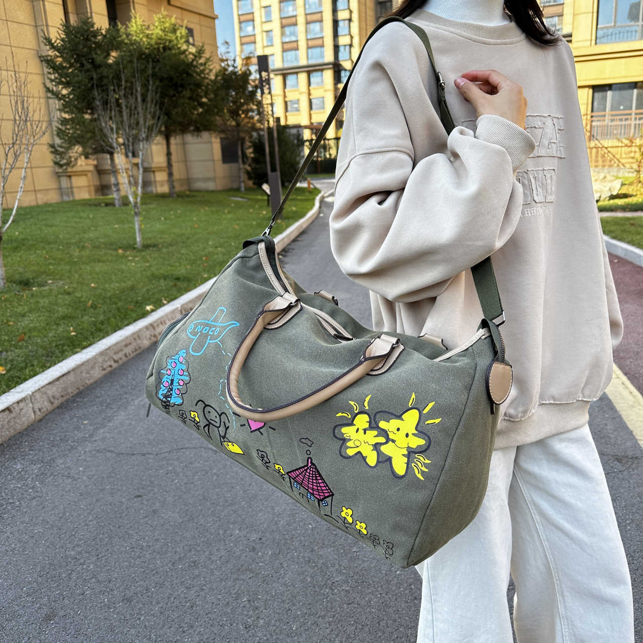New Graffiti Outdoor Sports Gym Bag Fashionable Unisex Large Capacity Travel Bag Business Trip with Shoe Compartment Handbag for Women