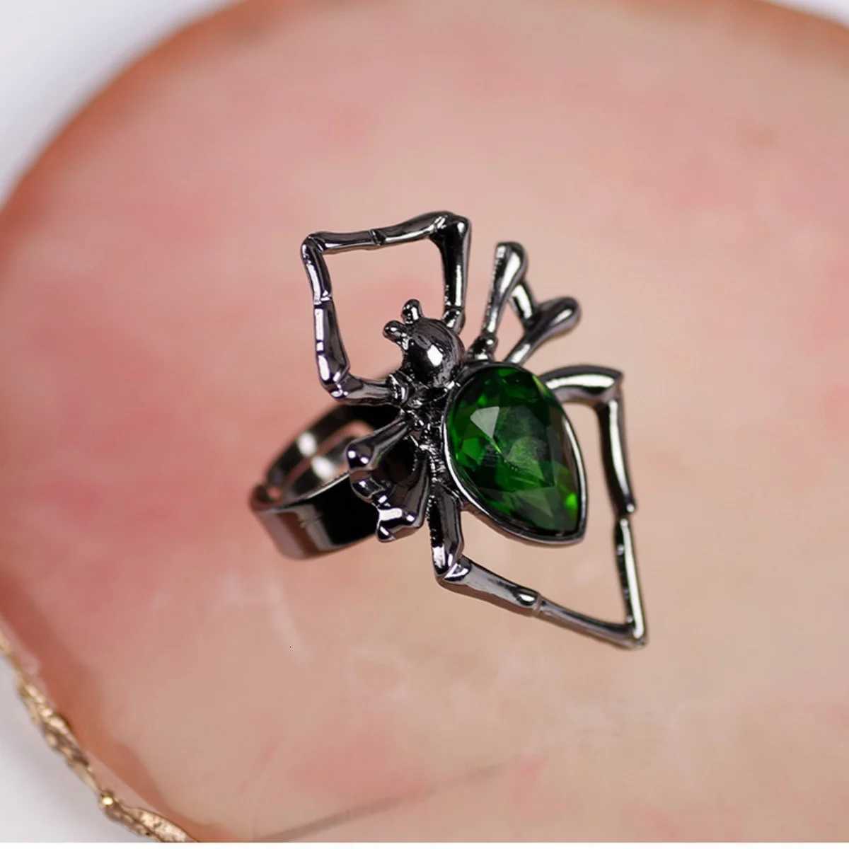 Gothic Halloween Finger Rings Vintage Exaggerated Green Crystal Spider Insect Opening Adjustable Ring For Women Men Punk Jewelry Z251017