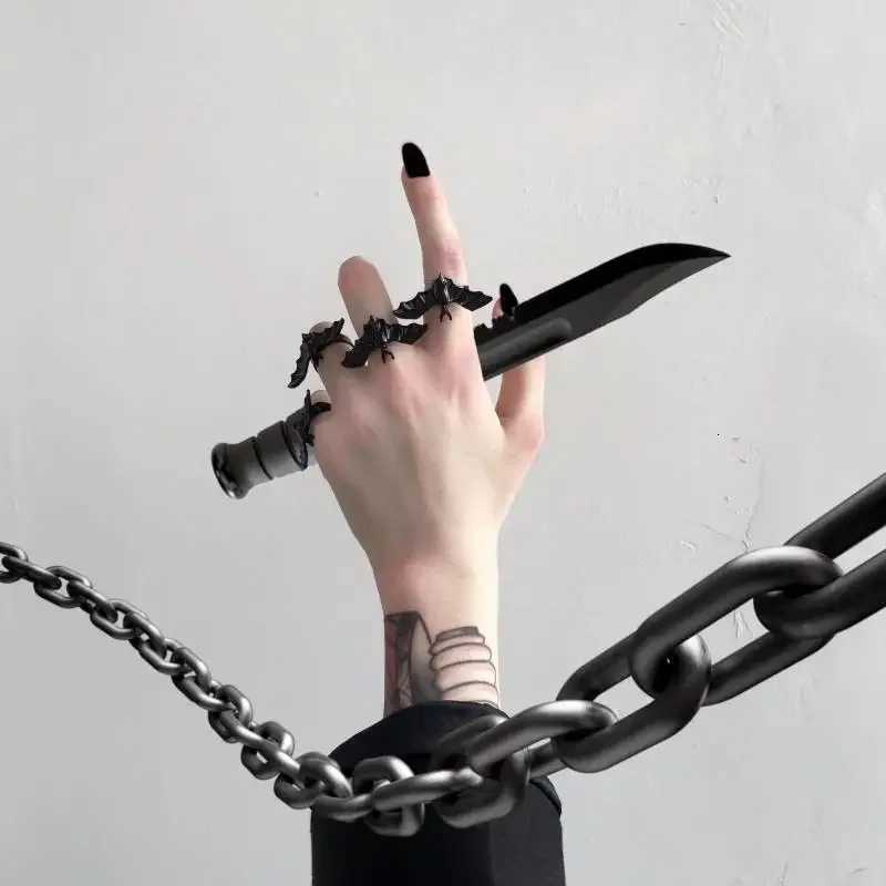 Gothic Black Bat Ring Punk Flying Bat Metal Adjustable Women Jewelry Hot Festival Cosplay Gift Boys Girls Halloween Accessories Z251017