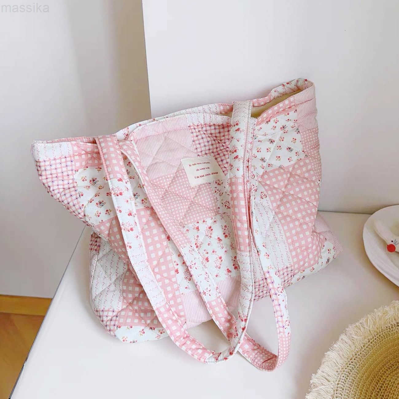 Small Floral Quilted Tote Bag with Zipper Closure for Women Girls M251017