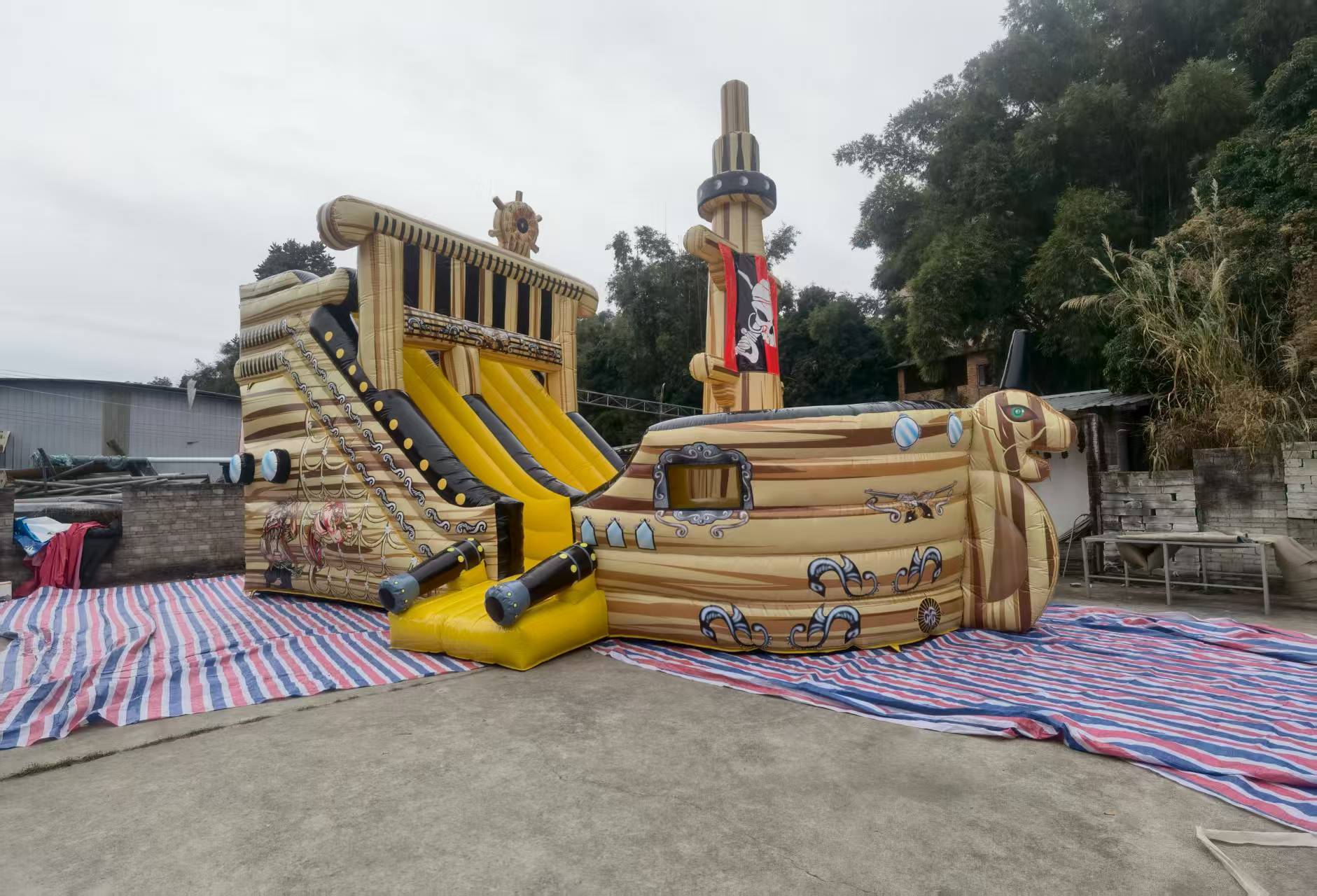 Pirate-themed Caribbean island cruise with movable swing room and inflatable slide