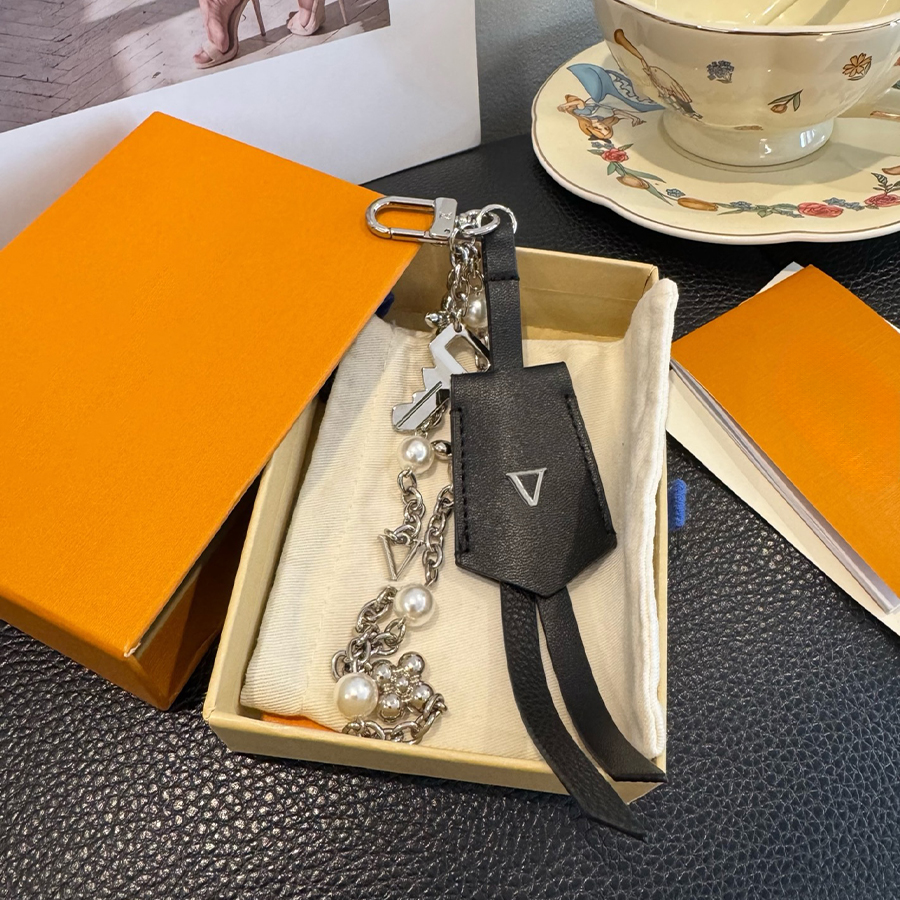 Designer Keychains Lanyards Leather Chain Pendant Luxury Unisex Pendant Flower Keychain Leather Material Fashion Accessory Car Keys Decoration with Gift Box