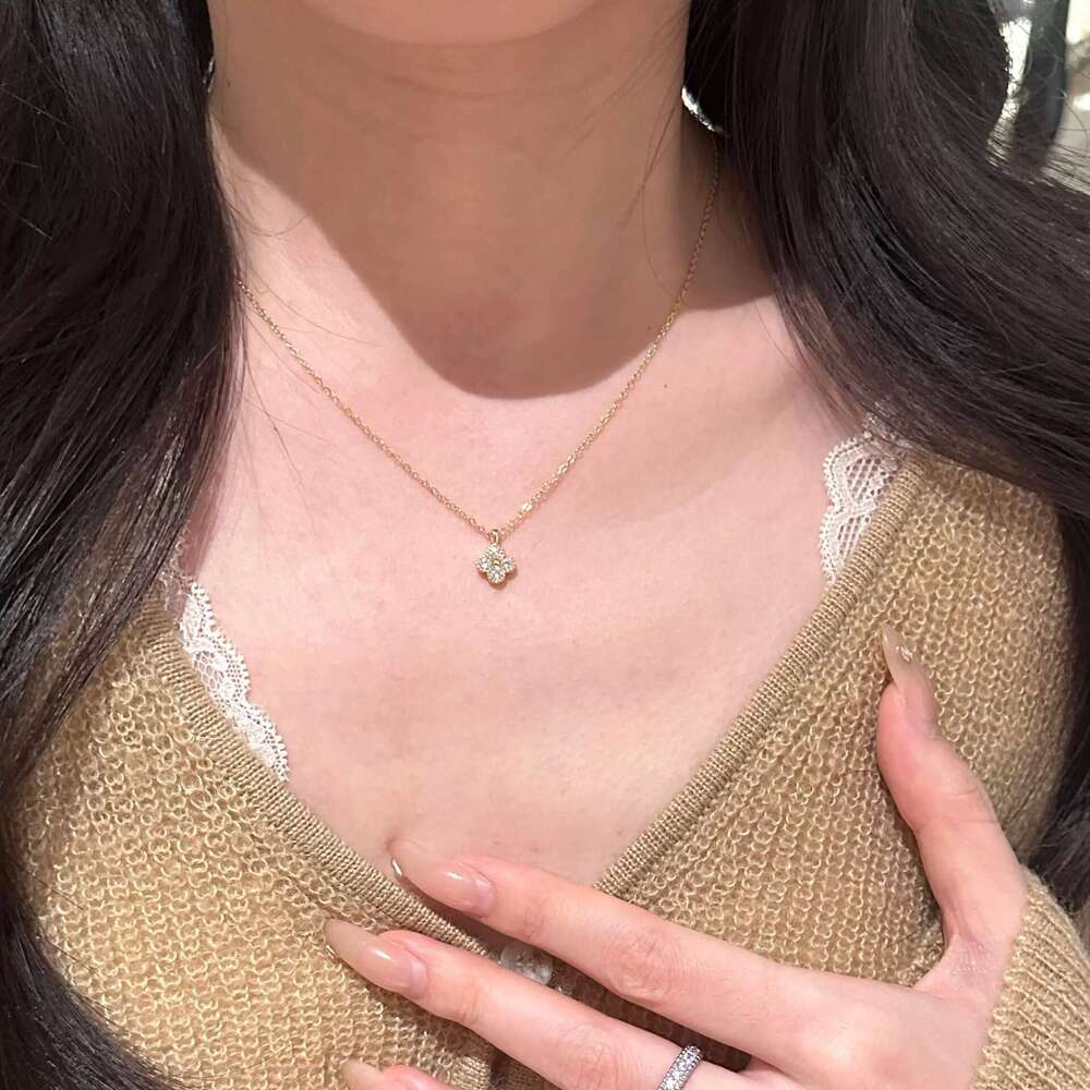 Necklace Designer for Women luxury pendant necklace men Fashion Zircon inlay four-leaf clover 925 silver plated with 18K gold Light Unique Festival Va