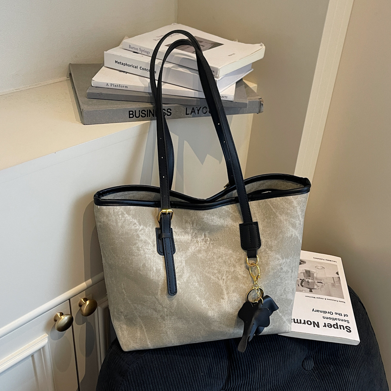 2025 New Fashionable Student Phone Bag Autumn Large Capacity High end Versatile Leisure Minimally Popular Women's Shopping Commuting Shoulder Bac