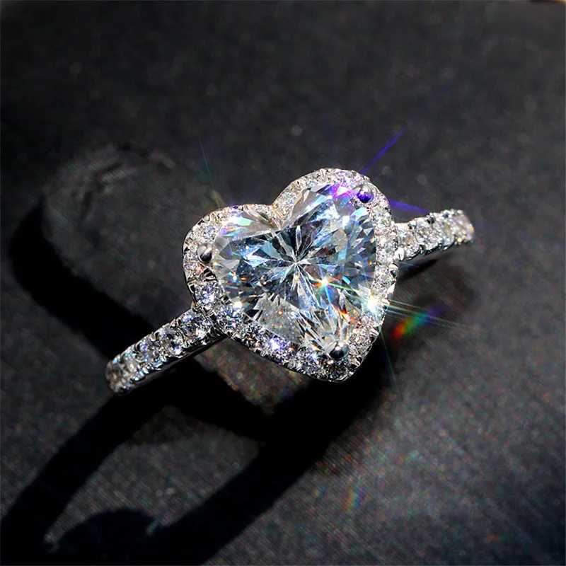 Luxury Silver Color Heart Ring for Women Exquisite Fashion Metal Inlaid White Zircon Stones Wedding Ring Engagement Jewelry Z251017