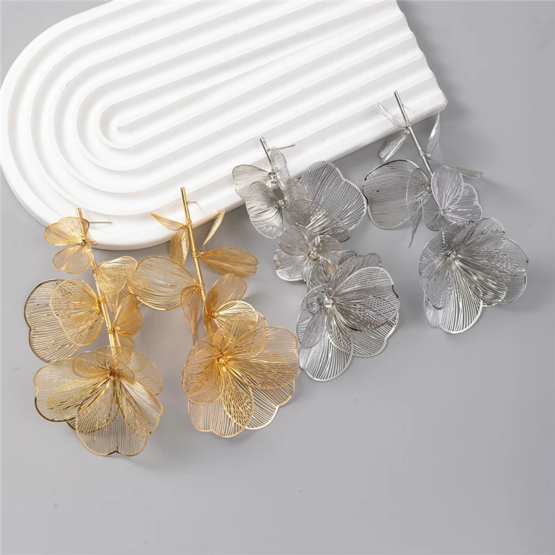 Vintage Golden Long Metal Flower Dangle Drop Earrings for Women Personality Pendientes Holiday Party Jewelry Gifts 251016