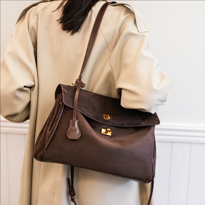 High-end suede handbag for women 2025 new style large capacity commuter tote bag single shoulder and armpit style
