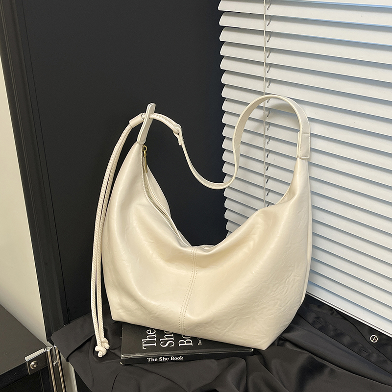 Fashionable ladies' compact phone bag autumn new large capacity function advanced student versatile casual simple niche shopping commuting should