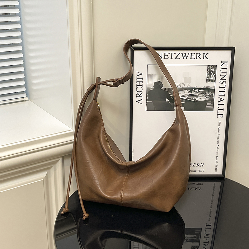 Fashionable ladies' compact phone bag autumn new large capacity function advanced student versatile casual simple niche shopping commuting should