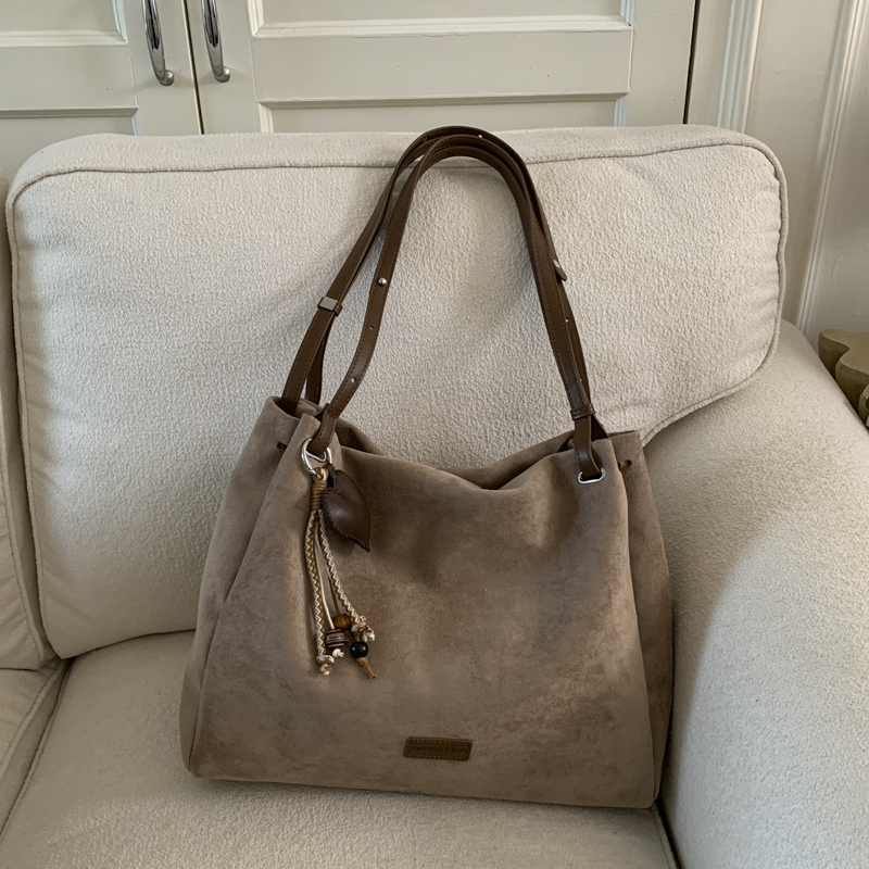 New fashionable student phone bag with large capacity, advanced versatility, casual simplicity, niche shopping, commuting, women's shoulder backp