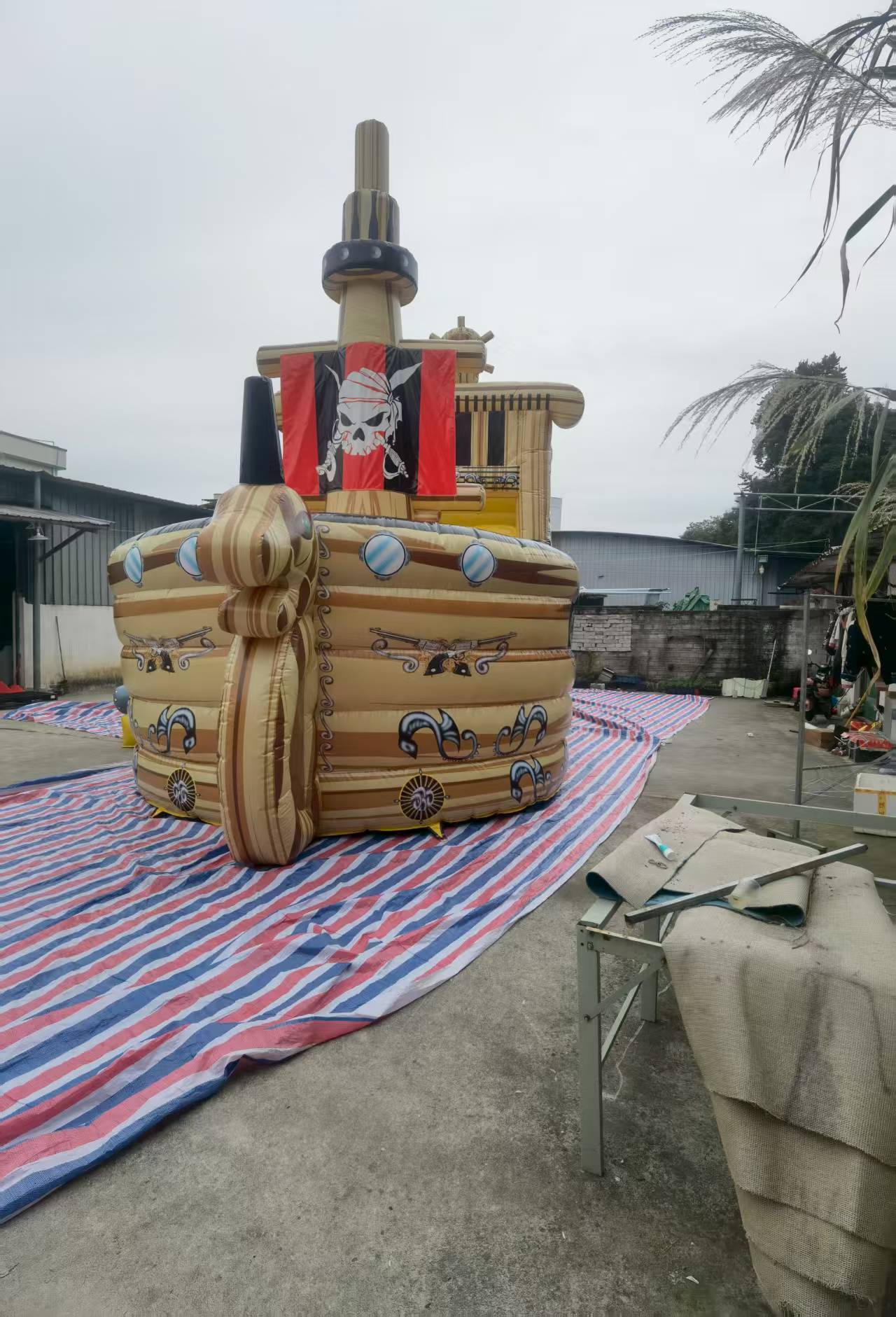 Pirate-themed Caribbean island cruise with movable swing room and inflatable slide