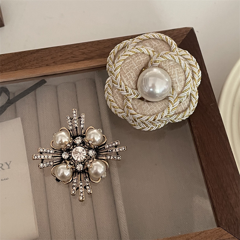 designer brooch fashion vintage pin niche camellia pearl light highend style brooch for women