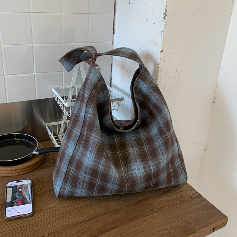 Autumn women's fashionable compact phone bag with large capacity function, new high-end versatile casual simple shopping commuting shoulder bag