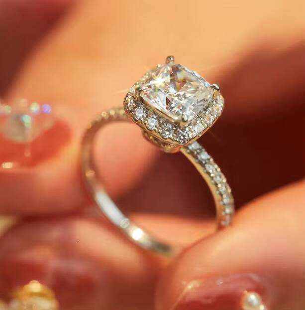 Speedin Jewelry Hot Sale 14k 18k Gold Cushion Shape D Color VVS Customized Jewelry IGI Lab Diamond Ring