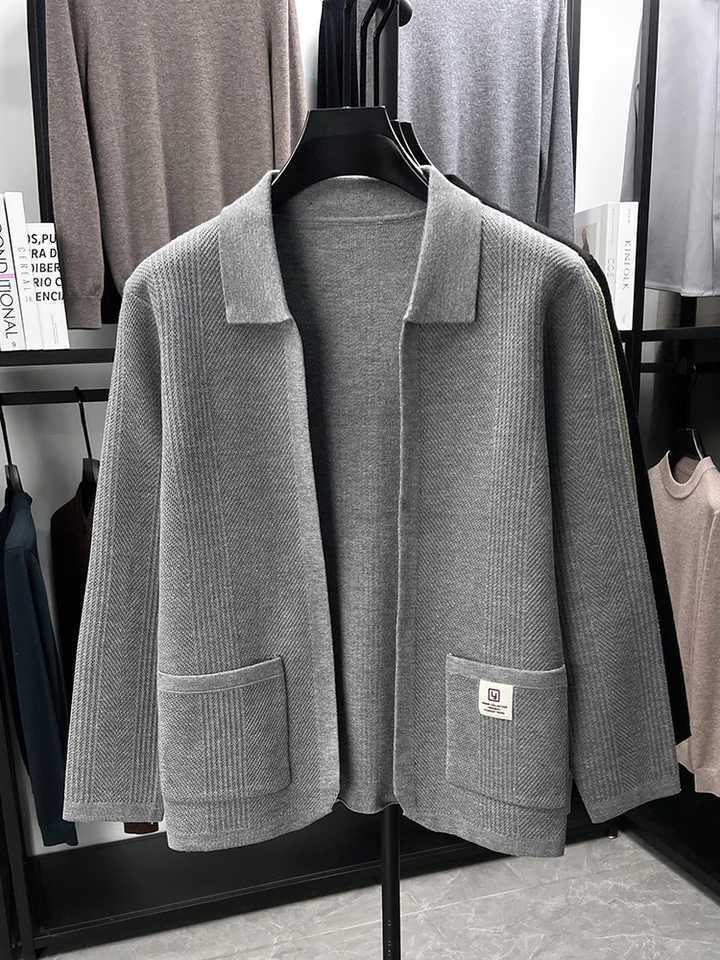Fashion letter embossed pocket knitted cardigan mens highquality brand skin friendly comfort shawl casual lapel sweater coat J251017