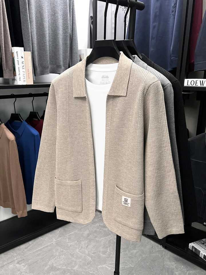 Fashion letter embossed pocket knitted cardigan mens highquality brand skin friendly comfort shawl casual lapel sweater coat J251017