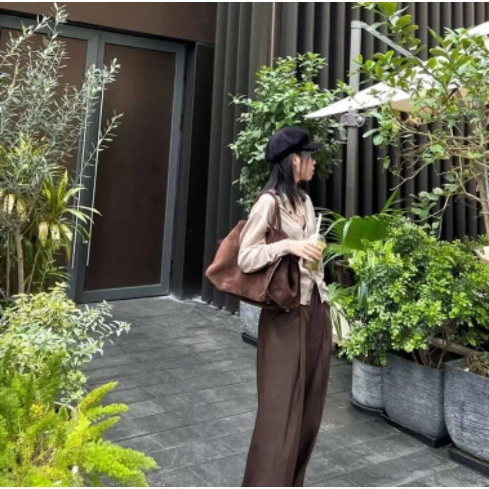 Spot autumn and winter high end niche design large capacity women s new commuter retro handbag tote bag