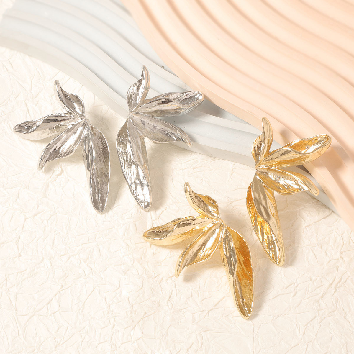 Retro gold earrings Trendy Fashion Style Alloy Vertical Stripe Texture Maple Leaf Earrings Simple Niche free shipping luxury earrings