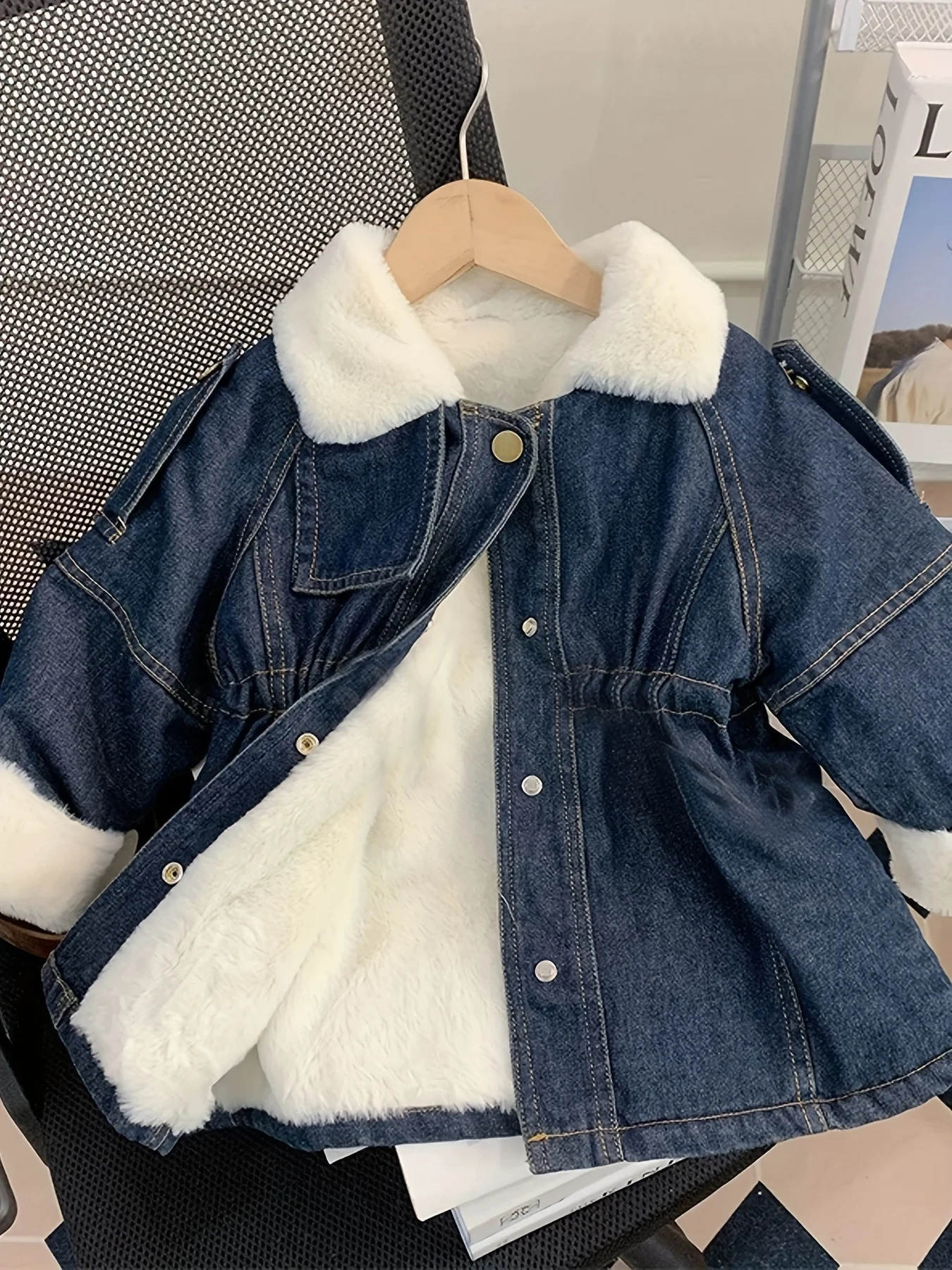 Winter Style Girls FleeceLined Elastic Jacket for Young Children Thickened FleeceLined Cotton Coat with Large Fur Collar 251015