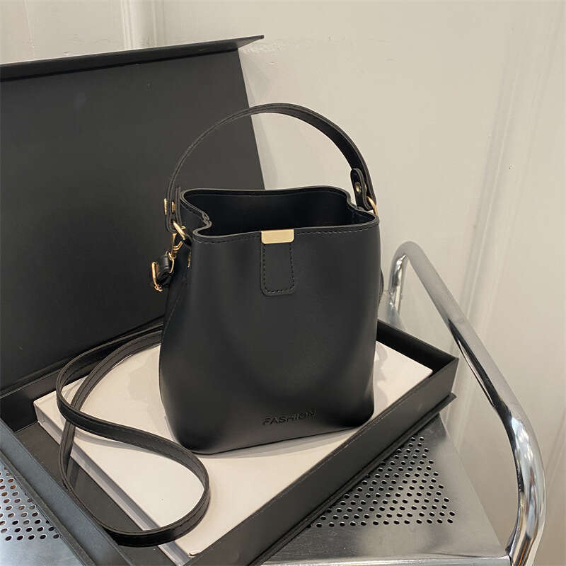 Fashion Fresh Solid Color Women's Large Capacity 2025 New Trend Soft Surface Stylish Popular Handbag Crossbody Bucket Bag