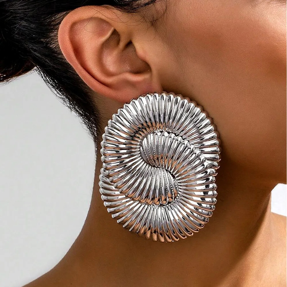 Factory Direct Sales Personalized Fashionable Metal Twisted Corrugated Exaggerated Temperament Womens Earrings 251016
