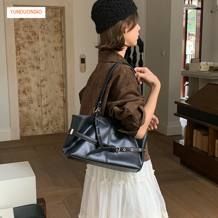 New autumn and winter designer women's large capacity handbag new commuting bag simple retro style women's shoulder bag luxury bag