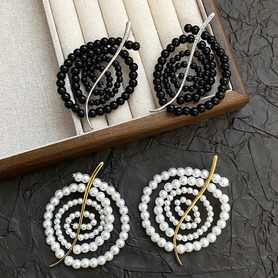 Vintage Metal Spiral Beaded Pearl Stud Earrings for Women Girls Simple Elegant Wedding Jewelry Daily Accessories 251016