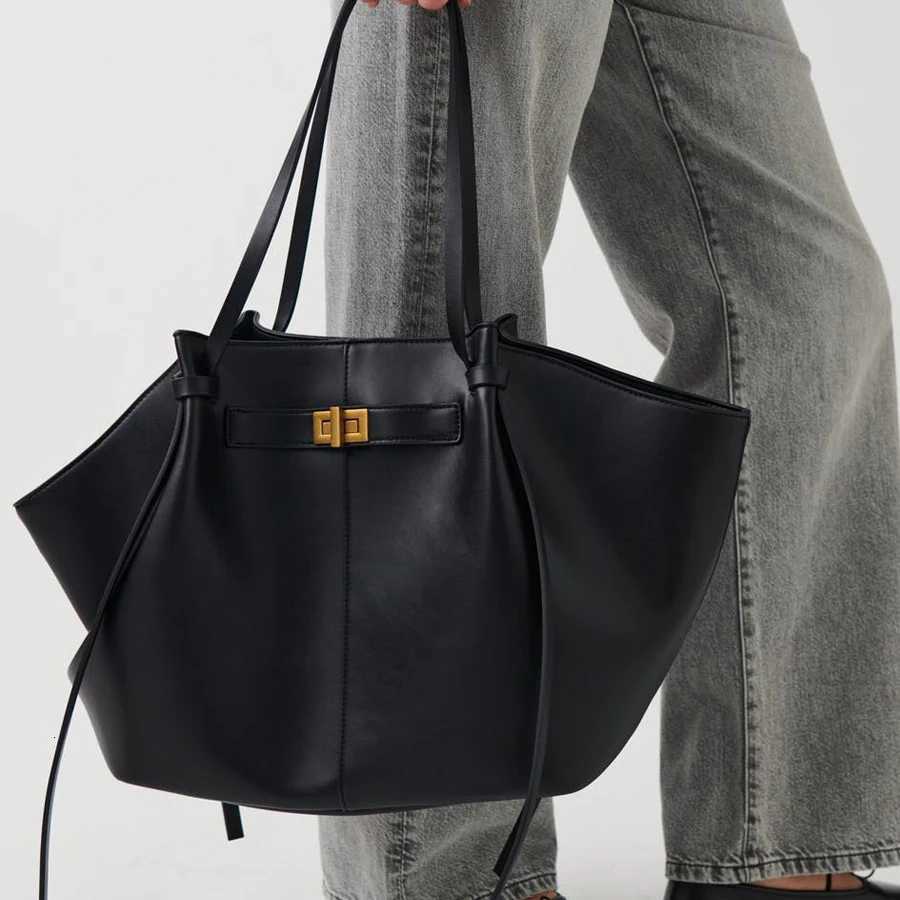 Fashion Large Capacity Trapeze Bag Designer Chic Lock Women Shoulder Bags Luxury Pu Leather Handbags Trend Underarm Bag 2025 Z251017