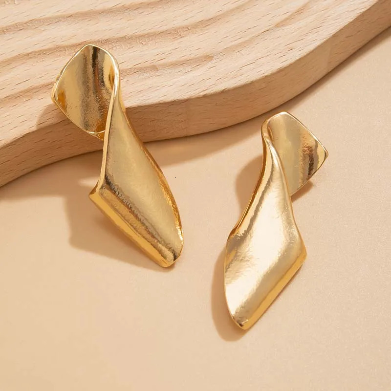 Vintage Metal Irregular Twisted Stud Earring for Women Trend Gold Color Geometric Piercing Earring Jewelry Accessories 2024 251016
