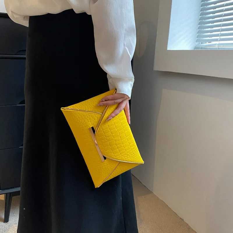Women Luxury Clutches2023 Spring And Summer Trend Color Contrast Personalized Envelope Bag Fashion Simple Foreign Hand Grab Bag Z251017