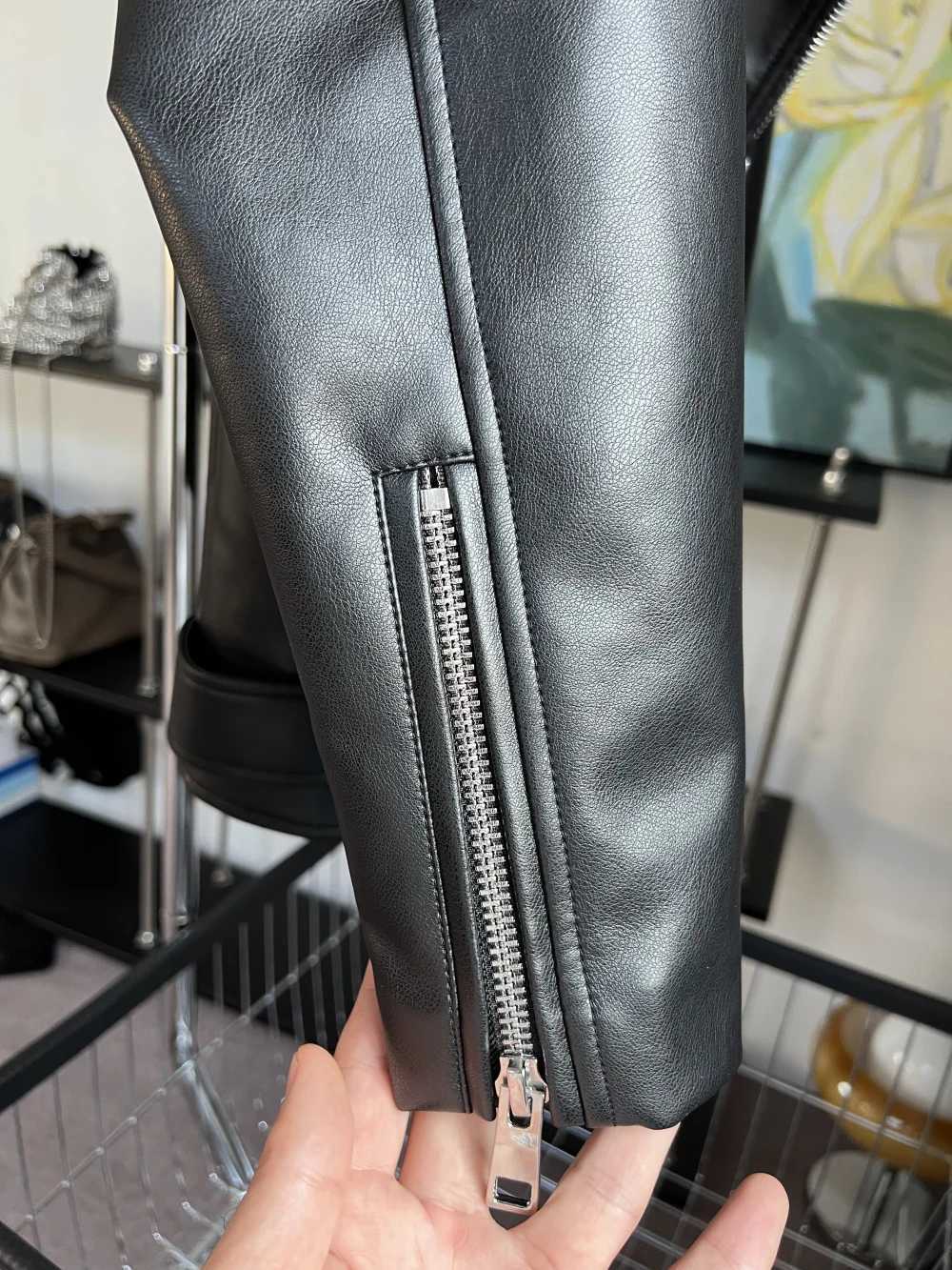 Imitation leather motorcycle loose jacket for ladies 2024 new epaulette decoration diagonal zipper down shoulder lazy coatT251017