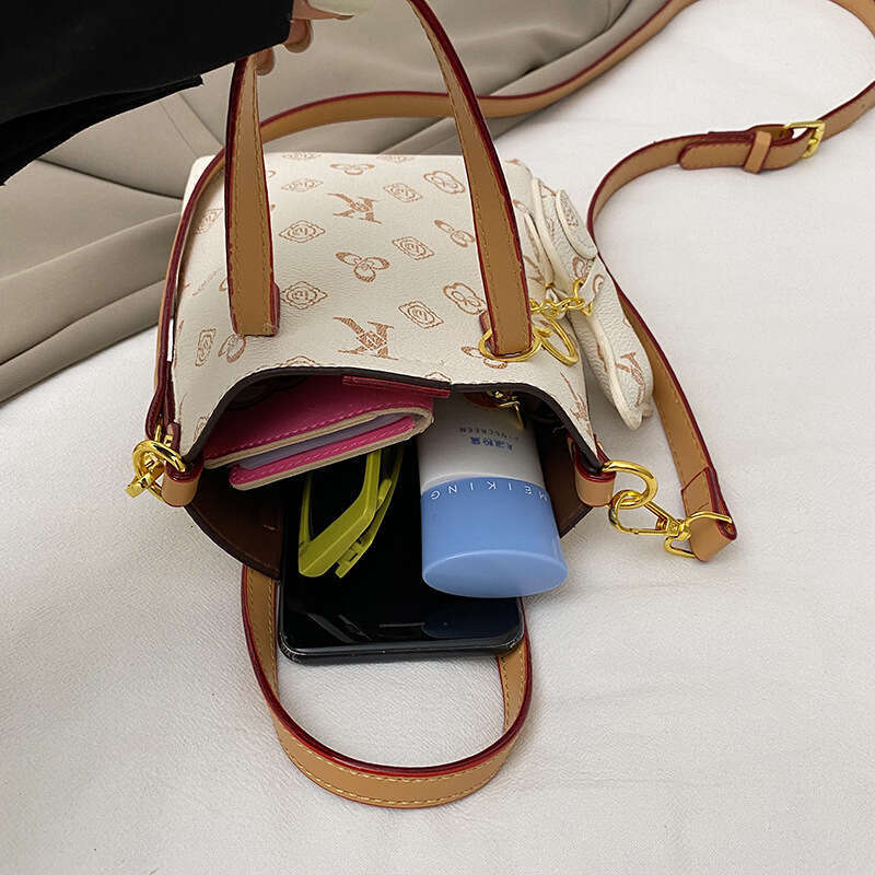 Chic Designer Smartphone Holder Sleek Unisex Purse Style