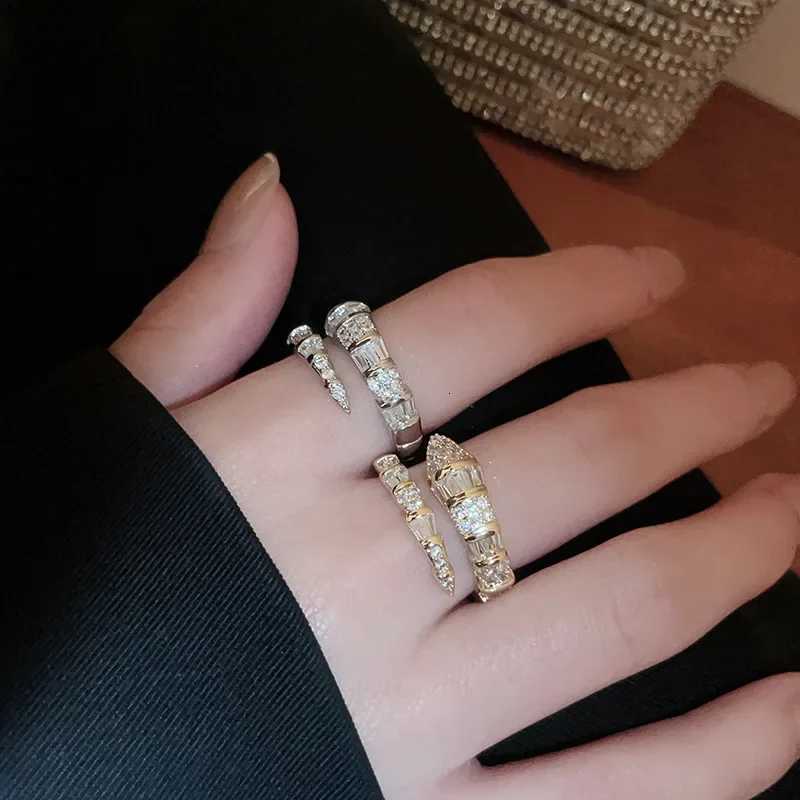 Versatile Fashion Trendy Snake Shaped Open Rings for Women Highend Zircon Stainless Steel Adjustable Rings Jewelry Accessories Z251017