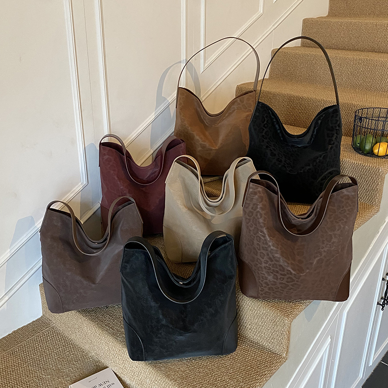 Spring women's fashionable mobile phone bag with large capacity function, new high-end versatile casual small and simple shopping commuting shoul