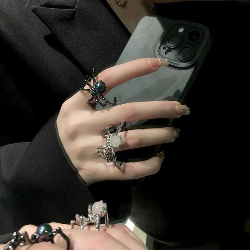 Retro Irregular Black Spider Metal Rings Punk Moonstone Open Ring for Women New Gothic Unisex Party Finger Jewelry Gifts Z251017