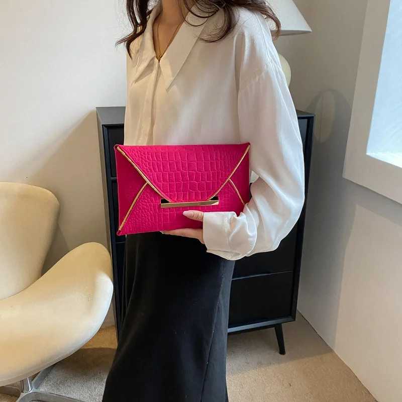 Women Luxury Clutches2023 Spring And Summer Trend Color Contrast Personalized Envelope Bag Fashion Simple Foreign Hand Grab Bag Z251017